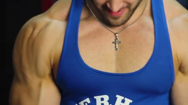 Сильний професійний культурист робить локони барбелла, тренування для нарощування м'язів — стокове відео