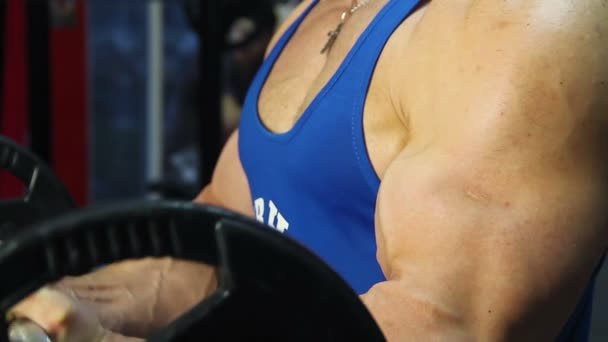 Massive muskulöse Arme eines starken Bodybuilders, der beim Training eine schwere Langhantel hält — Stockvideo