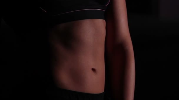Идеальный плоский живот спортивной женщины, идеальное тело профессиональной спортсменки — стоковое видео