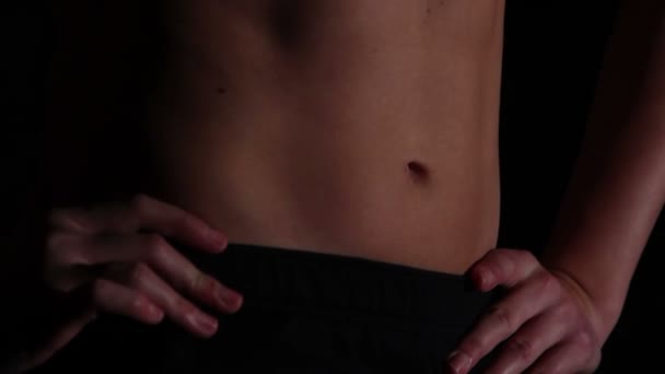 女运动员吹嘘的完美的身体，与理想的平肚子，健康的饮食习惯 — 图库视频影像