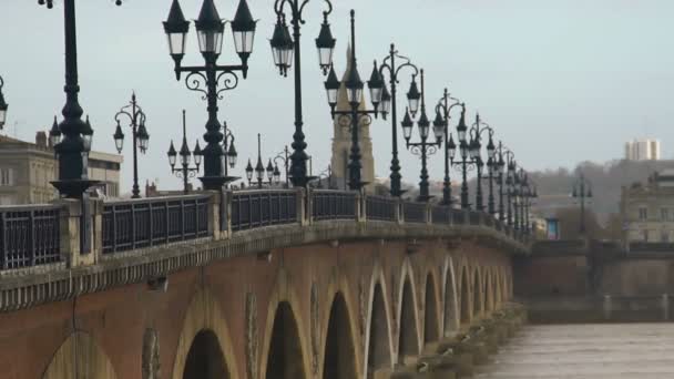 Gotyckie ulicznych na mostu w Bordeaux, Francja, ciche miasto europejskie — Wideo stockowe
