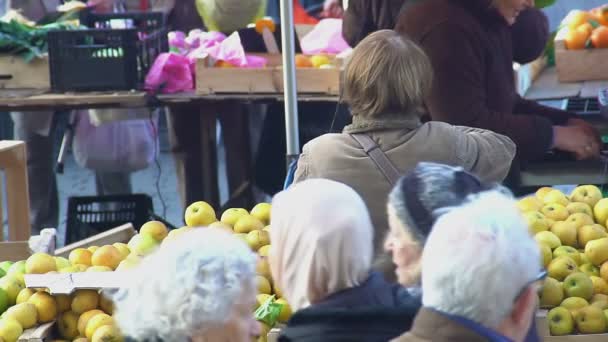 Bordeaux, Frankreich - ca. Januar 2016: Menschen kaufen auf lokalen Märkten ein. alter Mann wählt Äpfel auf dem Bauernmarkt, gesunde Biolebensmittel, Handel — Stockvideo