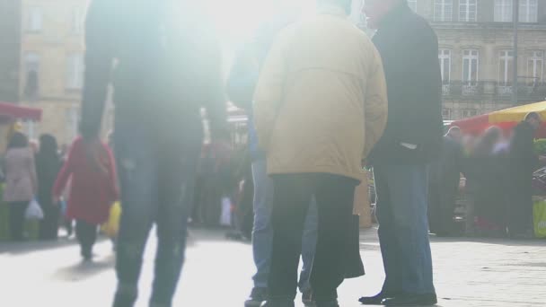 Tres hombres mayores de pie cerca del mercado, hablando y esperando esposas, comprando — Vídeo de stock