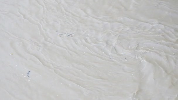 Rivière sale avec des débris coulant le long de la montagne, pollution de l'environnement 