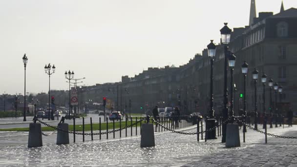 Personas caminando en el centro de la ciudad europea, el tráfico en la carretera, hermoso paisaje urbano — Vídeos de Stock