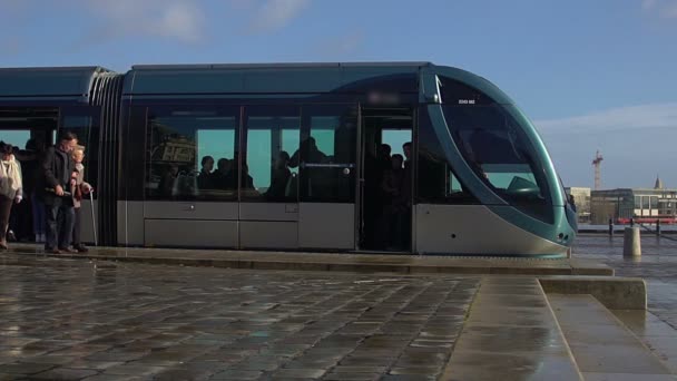 Bordeaux, França - CIRCA JANEIRO 2016: Pessoas caminhando na cidade. Transporte público, passageiros saindo do carro de carrinho moderno, paisagem urbana — Vídeo de Stock