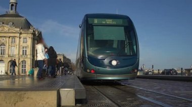 Modern mavi arabası araba tramvay istasyonu, taşıma giren insanlar için taşıma