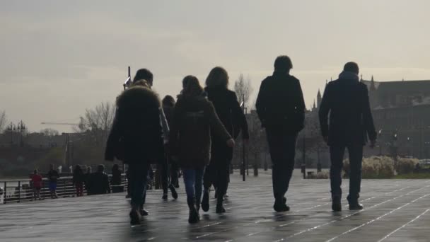 Kinderen lopen met ouders langs de waterkant, toeristen op sightseeing tour — Stockvideo