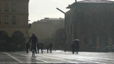 Asfalt, şemsiye, kötü hava koşulları altında yürüyen insanlar üzerinde düşen karla karışık yağmur