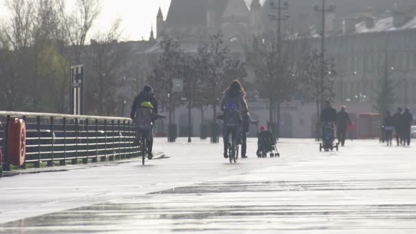 Eltern spazieren mit Kindern am Damm entlang und genießen Wochenende in der Innenstadt — Stockvideo