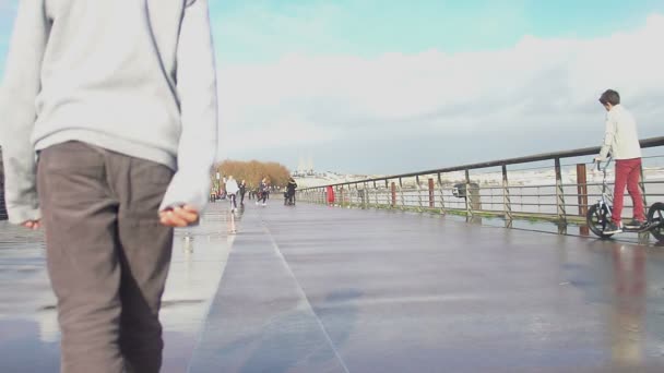 Waterfront, mutlu çocukluk, uyuşuk boyunca aileleri ile yürüme gençler — Stok video