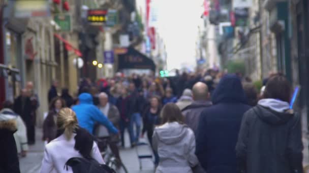 Oigenkännlig folkmassan gick på gatan, människor njuter av helgen i city — Stockvideo