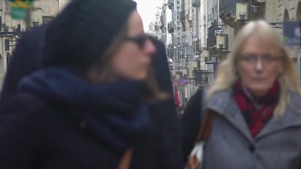 Bordeaux, França - CIRCA JANEIRO 2016: Pessoas caminhando na cidade. Rua lotada, pessoas andando perto de lojas no belo centro da cidade, vida urbana — Vídeo de Stock