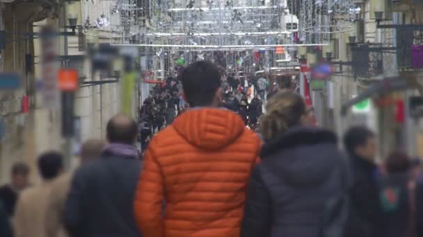 Люди гуляют по центру города, ходят по магазинам перед праздниками, ведут оживленный образ жизни — стоковое видео