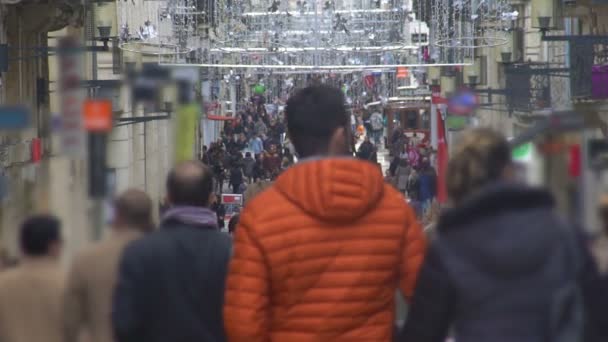 Birçok kişi yürüyüş güzel dekore edilmiş sokak, zevk alışveriş, slowmo — Stok video