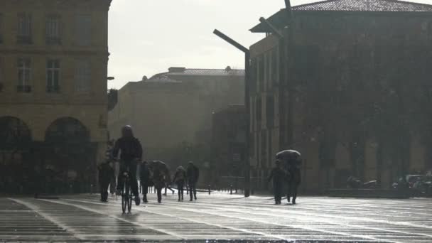 Schneeregen auf Asphalt, Menschen unter Regenschirmen, schlechtes Wetter — Stockvideo