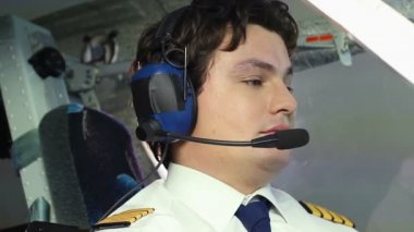 Sürpriz erkek pilot uçağın gemide içki teklifi reddetme
