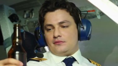 Sarhoş pilot uçuş sırasında bira şişe gulping alkış mürettebata söyleyerek