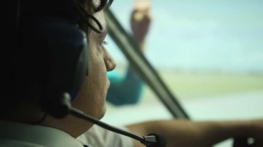El mekanik gösteren sayım, çıkarmak için özel uçağı pilotu erişimine izin verme