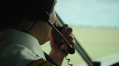 Mutlu pilot uçağı piste hareket ederken navigasyon denetleyicisi, söz