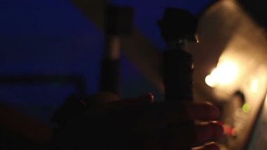 Kokpit paneli, uçuş kontrol tekerleği gece uçağı iniş sırasında pilotun elinde