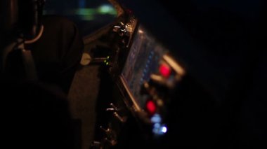 Uçuş kontrol paneli, uçak kokpit, pilot uçan uçak yanıp sönen ışık