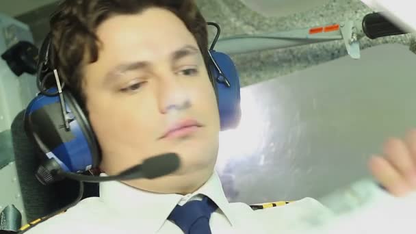 Professionell manlig pilot fokuserat på flygplan navigering, undertecknandet flyg dokument — Stockvideo