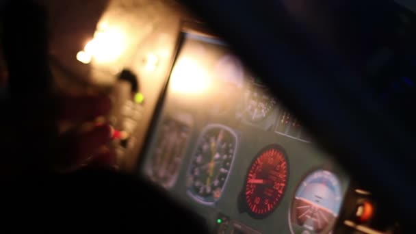 Vluchtgegevens op cockpit control panel displays, vliegtuigen navigatiesysteem — Stockvideo