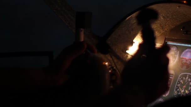 항공기의 조종석 패널 유리를 통해 본 밤하늘을 탐색 하는 조종사의 손에 — 비디오