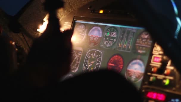 Flugdetails auf dem Bedienfeld angezeigt, Flugzeug startet beleuchtete Landebahn — Stockvideo