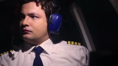 İş yerinde, ciddi profesyonel pilot uçuş göstergeleri, mürettebat için söz kontrol