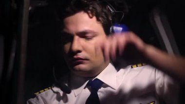 Kokpit paneli, kontrol overworked uçak crewmember yorgun uzun uçuştan sonra