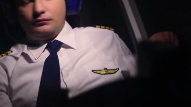 Erkek pilot uçuş göstergeleri, kontrol notlar belgelerde yapma konsantre