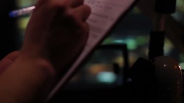 Kağıtları, closeup gece kent üzerinde uçan uçuş yazma pilotun ellerini kontrol