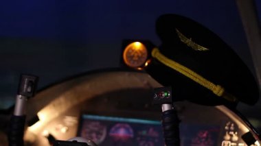 Kokpit, havacılık, uçuş meslekte eğitim yalan pilot üniforma şapka