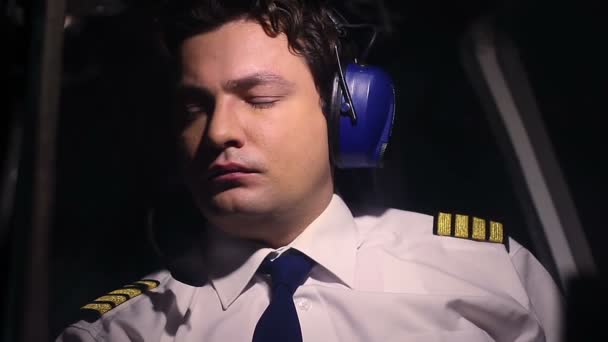 Мужчина-пилот плохо себя чувствует на борту самолета, страдает головной болью, человеческим фактором — стоковое видео
