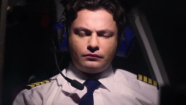 Overwerkt pilot gevoel onwel tijdens de vlucht, lijden hoofdpijn, ongevallenrisico — Stockvideo