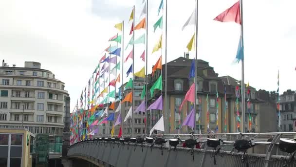 Ludzie chodzą most zdobią wiele kolorowe transparenty, świąteczną atmosferę — Wideo stockowe