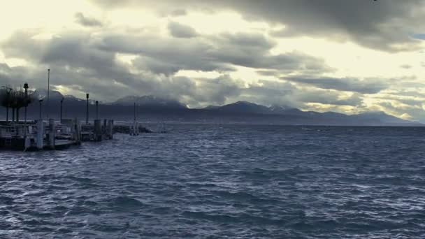 风雨如磐的水景，空湖畔，厚厚的云层上方山的慢镜头 — 图库视频影像