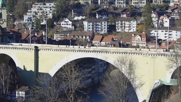 Puente de arco de piedra viejo Untertorbrucke que atraviesa el río Aare en Berna, Suiza — Vídeos de Stock