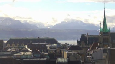 Eski kasaba Lozan Cenevre Gölü, ufukta görkemli Alps kıyısında çatılar