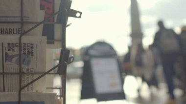 Günlük gazete son raporlar ile iş Yayıncılık basın dükkanında satılan