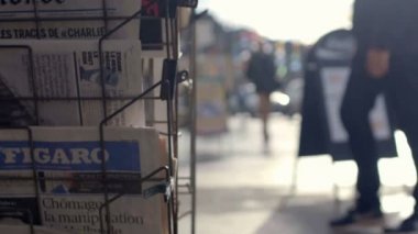 En son haberleri ile taze sabah basın satın almak için gazete dükkanı için gelen insanlar