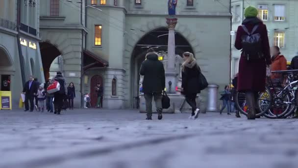 Pessoas passeando na praça central da antiga cidade europeia, vendo marcos — Vídeo de Stock