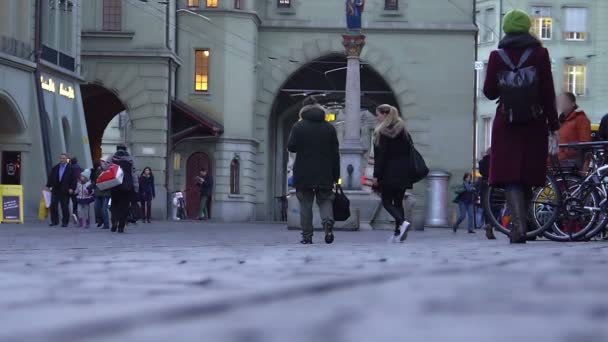 Slow-mo van mensen lopen in oude stadsplein, toeristen bekijken van bezienswaardigheden, stadsleven — Stockvideo