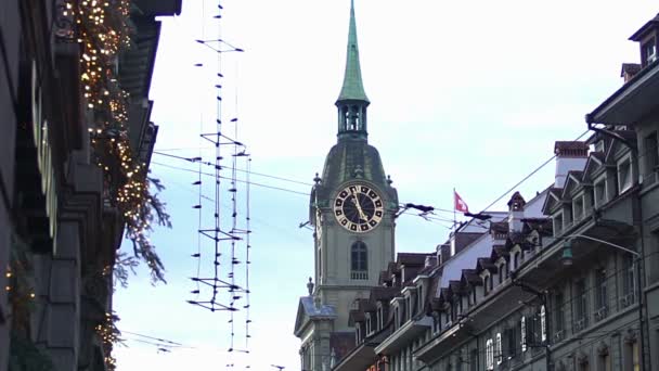 Iglesia del Espíritu Santo con torre del reloj viejo, visita turística a Berna, Suiza — Vídeo de stock