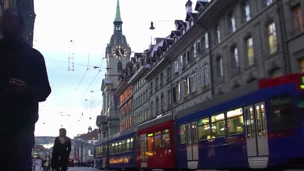 Muitas pessoas caminhando e transporte público dirigindo ao longo da antiga rua europeia — Vídeo de Stock