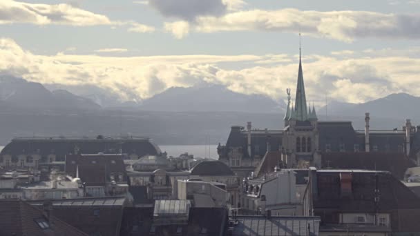 Pináculo gótico da Igreja de São Francisco, paisagem urbana nebulosa de Lausanne, Suíça — Vídeo de Stock