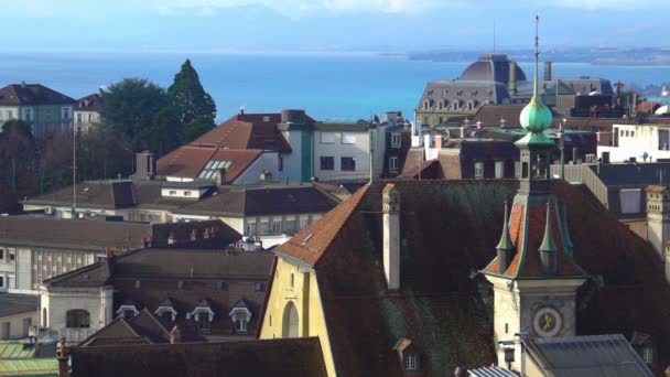 Vacker utsikt över blue Lake Geneva, röda tak och gotiska spiror i Lausanne — Stockvideo