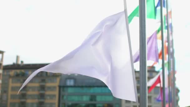 Rua da cidade decorada com bandeiras coloridas, atmosfera festiva em férias — Vídeo de Stock